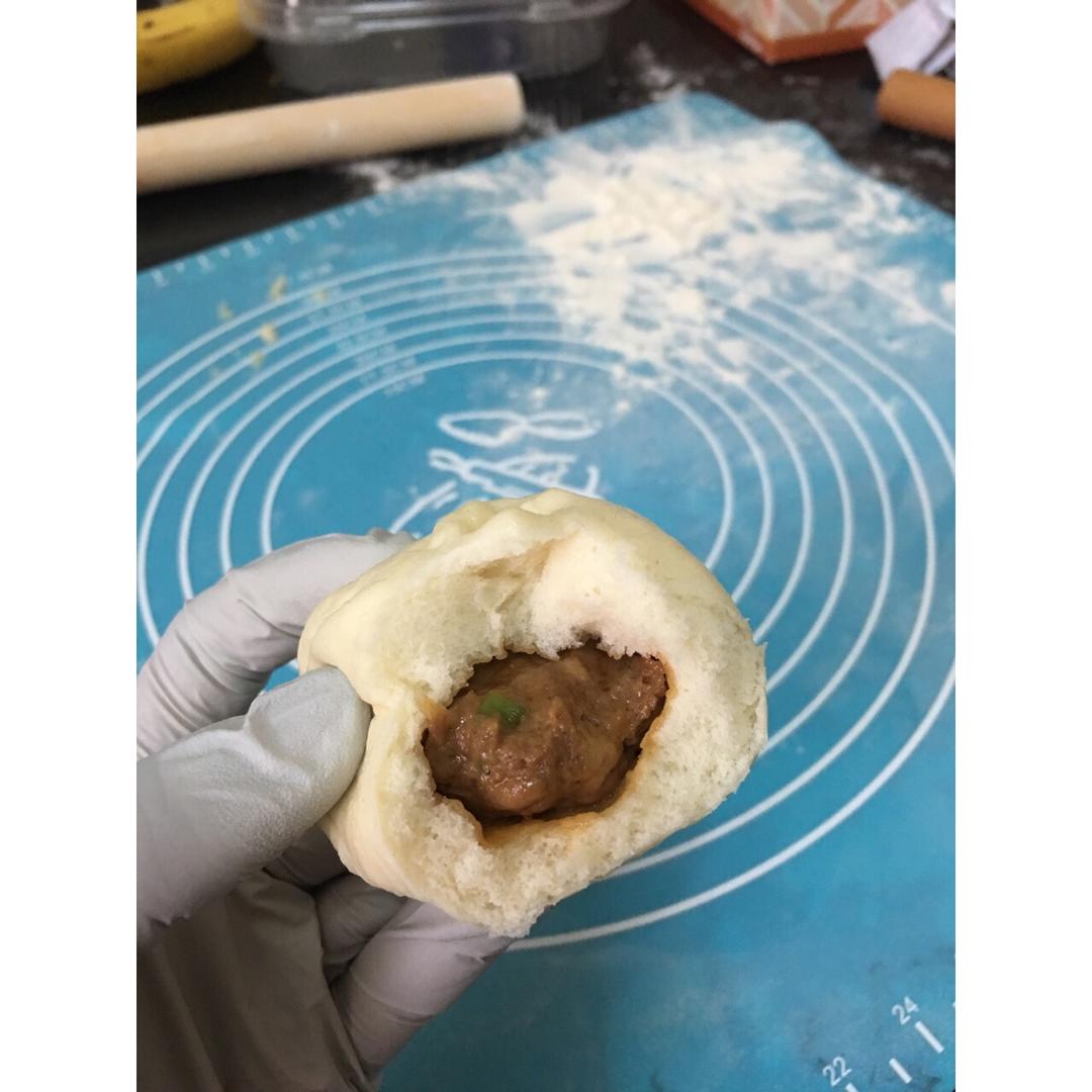 松软多汁的肉包子