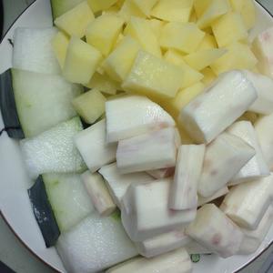 【电饭煲】冬瓜薏米淮山土豆…排骨汤的做法 步骤6