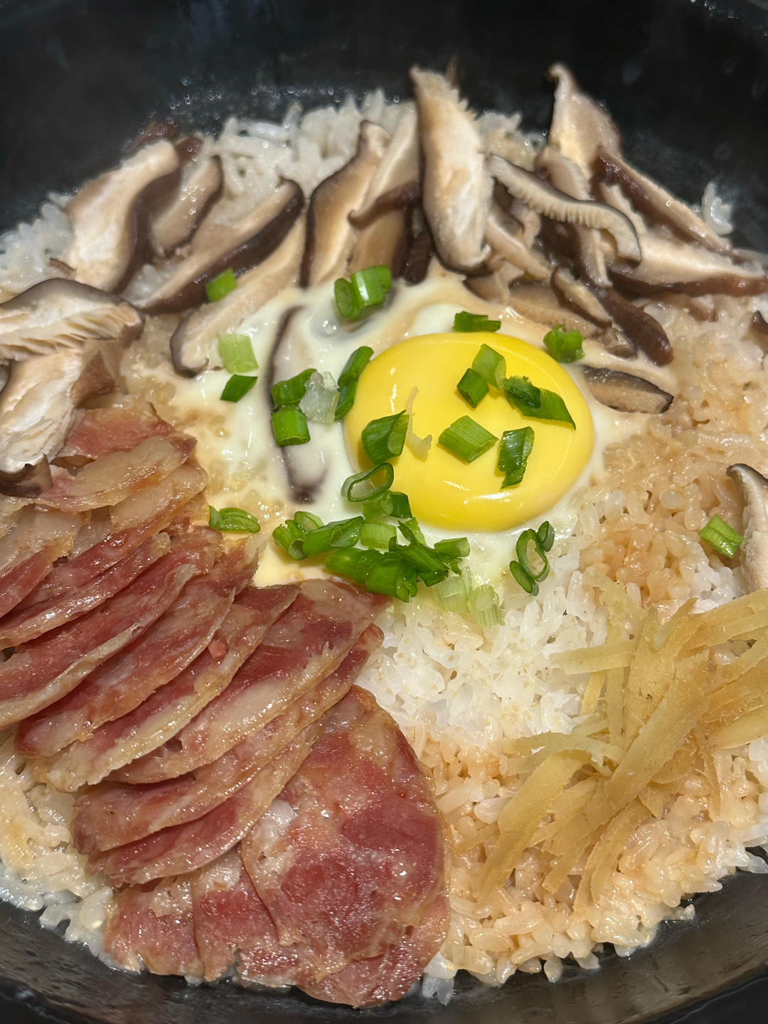 保姆级的「腊味煲仔饭2.0」加强版来了，地道老广味～