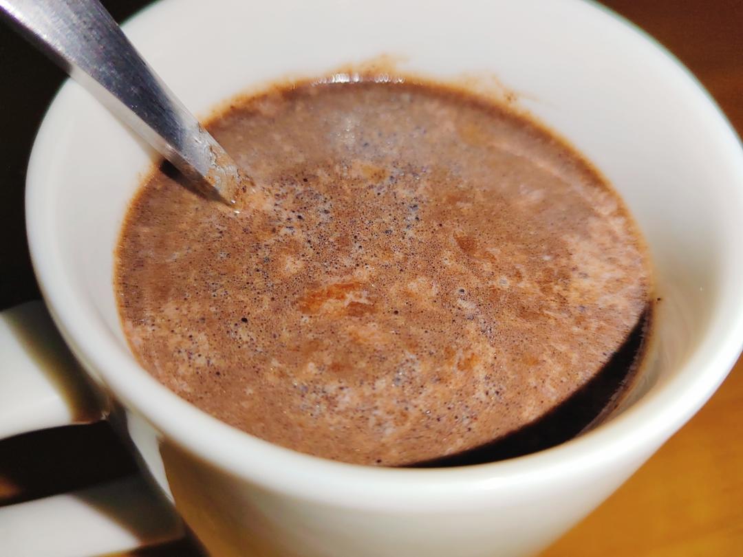 碗里加入10g99%黑巧克力,加入少量牛奶,然后加入25g白砂糖隔水加热,待