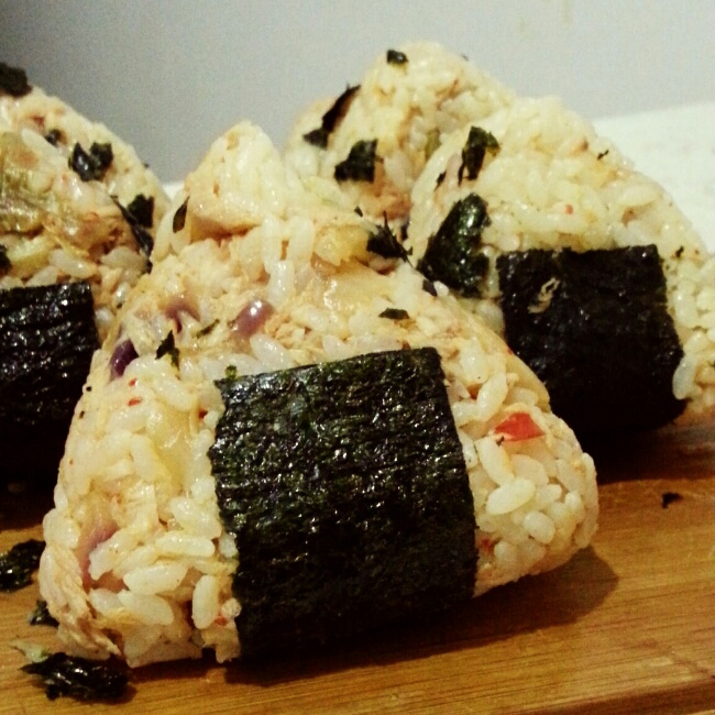 泡菜金枪鱼饭团