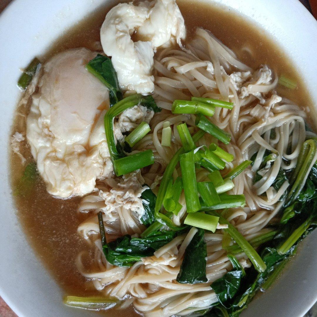 菠菜鸡蛋清汤面
