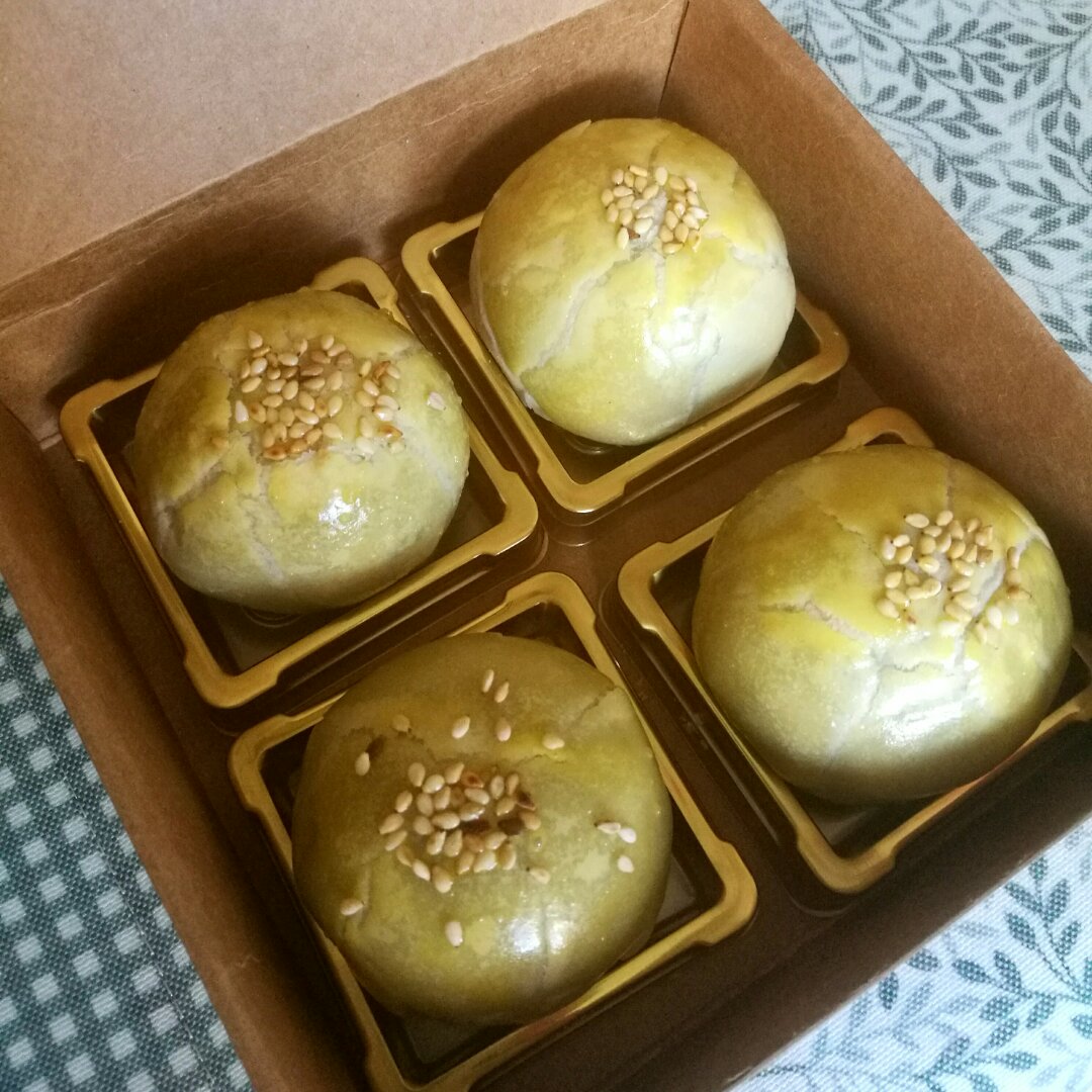 蛋黄酥 Danhuangsu