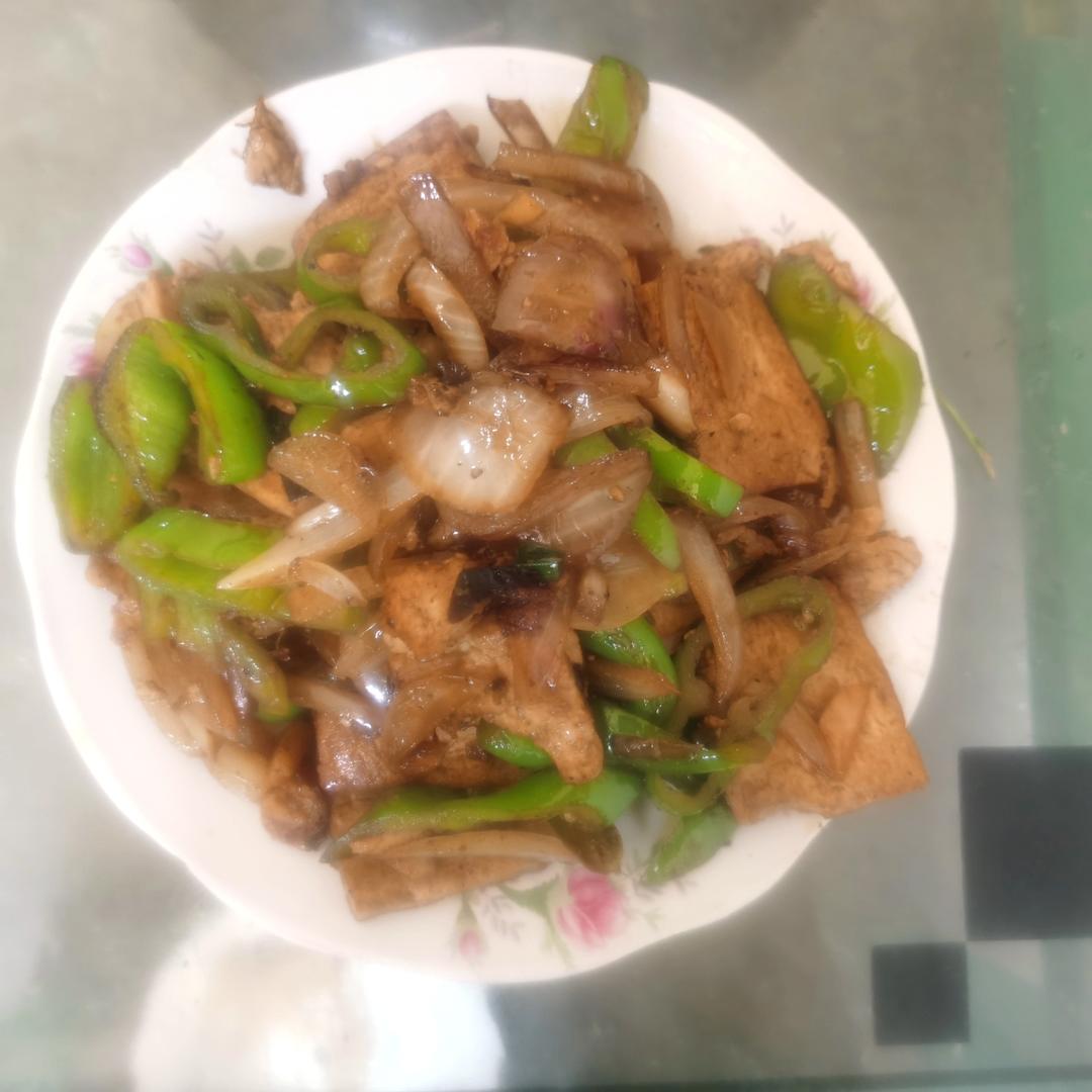 洋葱青椒炒千页豆腐，这么做，还挺好吃！