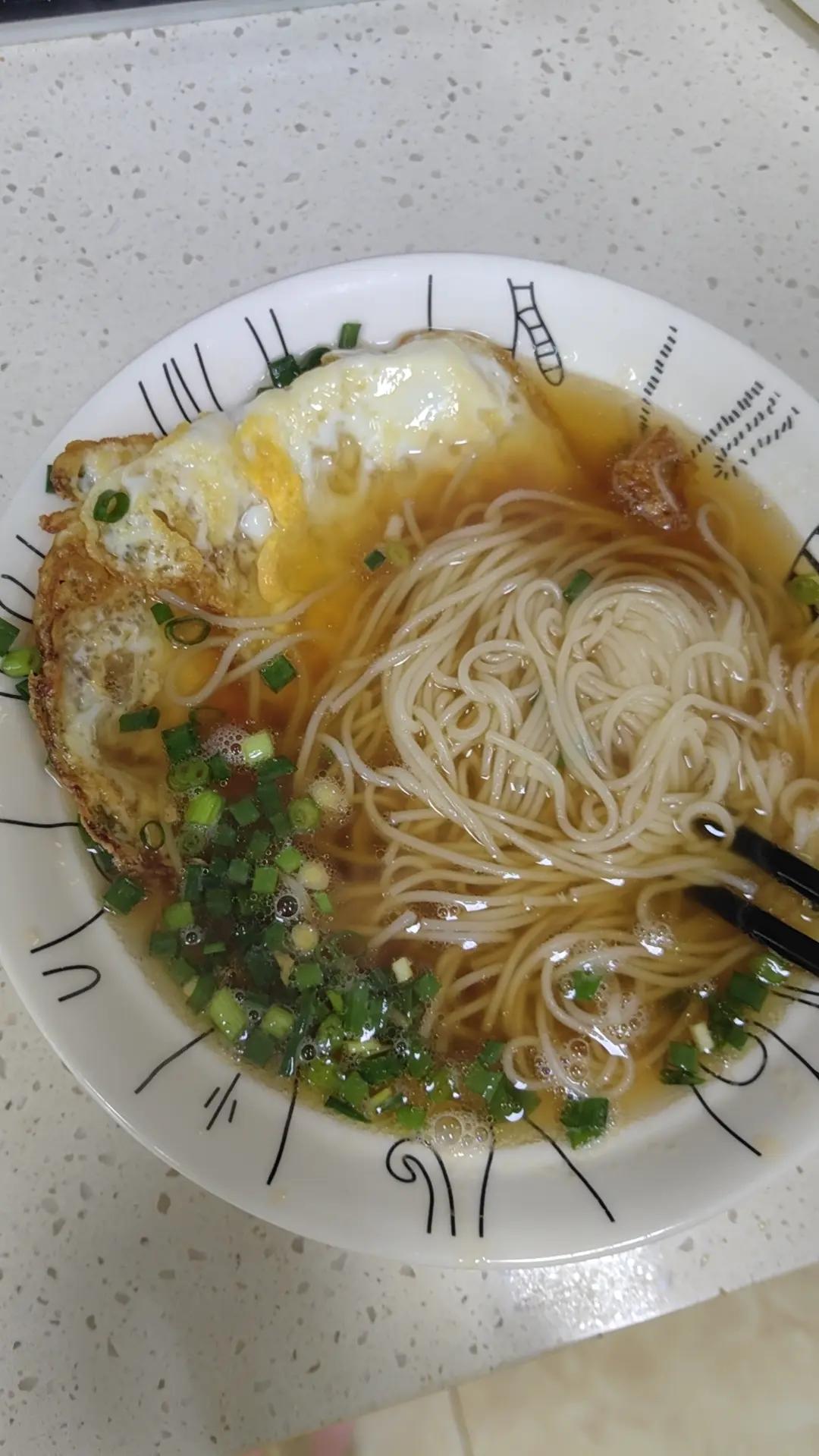 荷包蛋清汤面