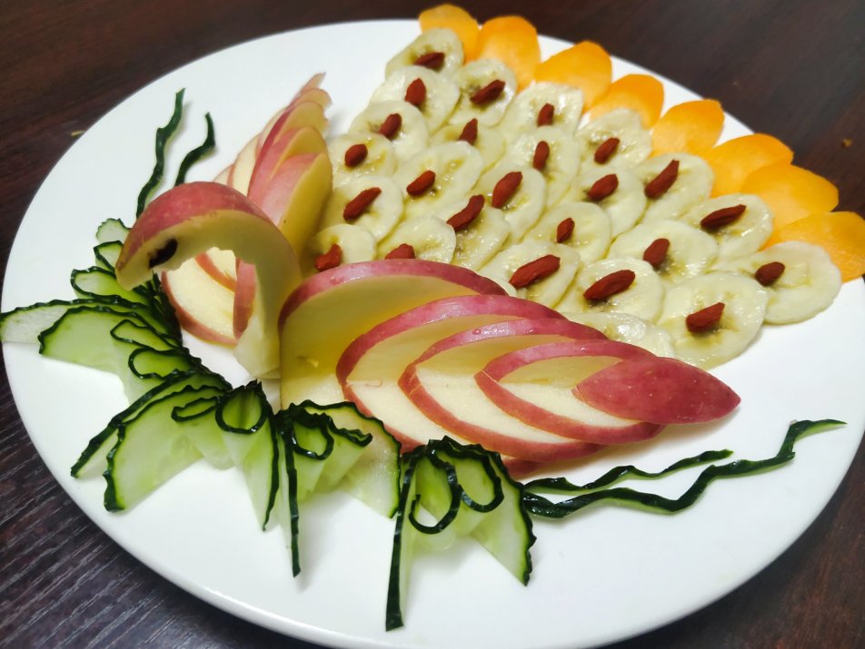 敏敏厨做的凤凰造型水果拼盘 孔雀拼盘