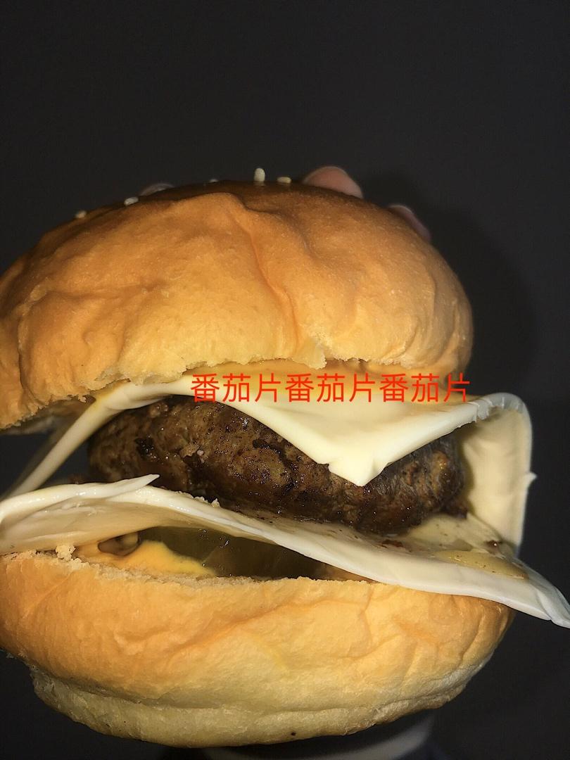 正宗的麦当劳双吉牛肉汉堡