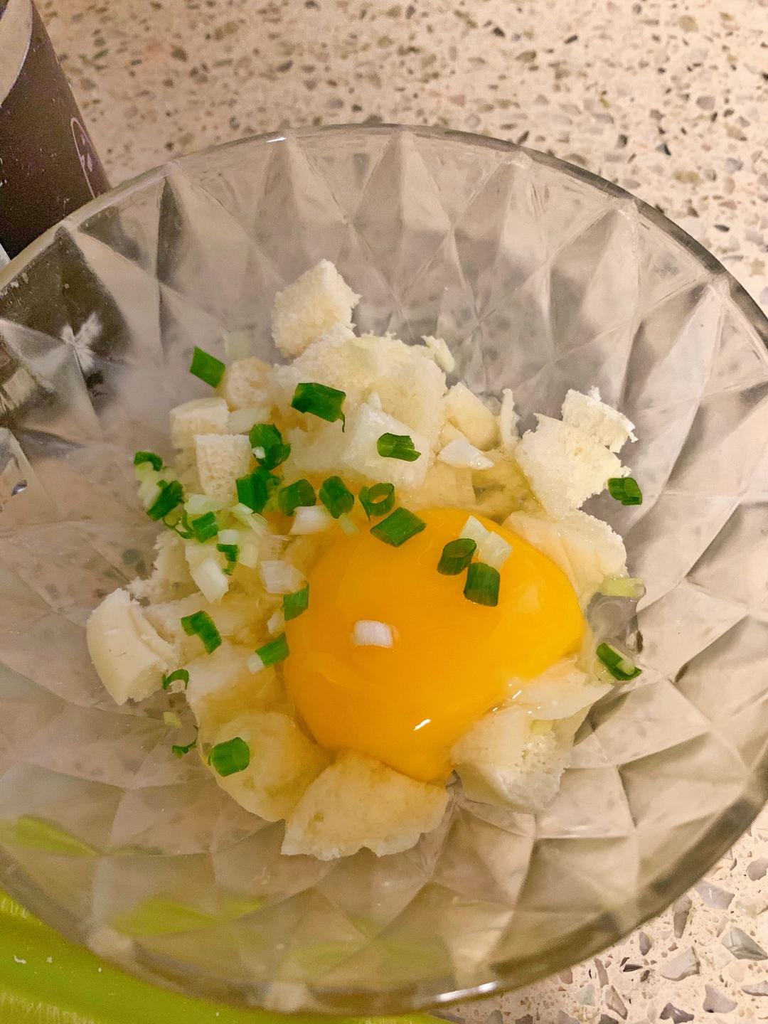 宝宝辅食快手早餐馒头鸡蛋饼（简易版披萨）如何消耗剩馒头的做法 步骤2