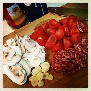 萨拉米蘑菇番茄意面的做法 步骤2