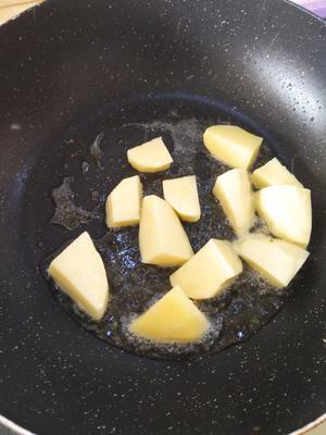 又香又嫩的牛柳土豆煲的做法 步骤4