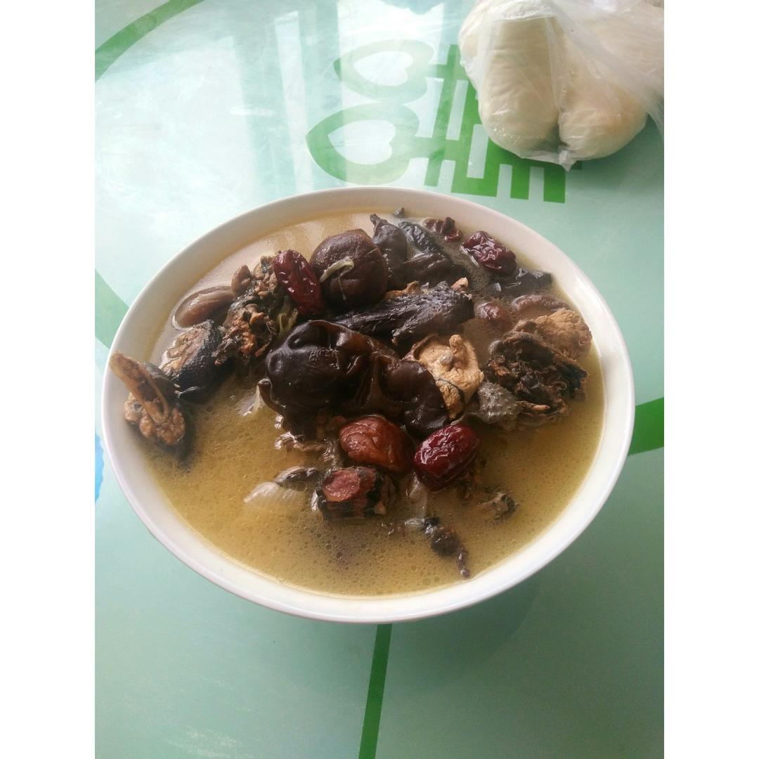 枸杞红枣乌鸡汤