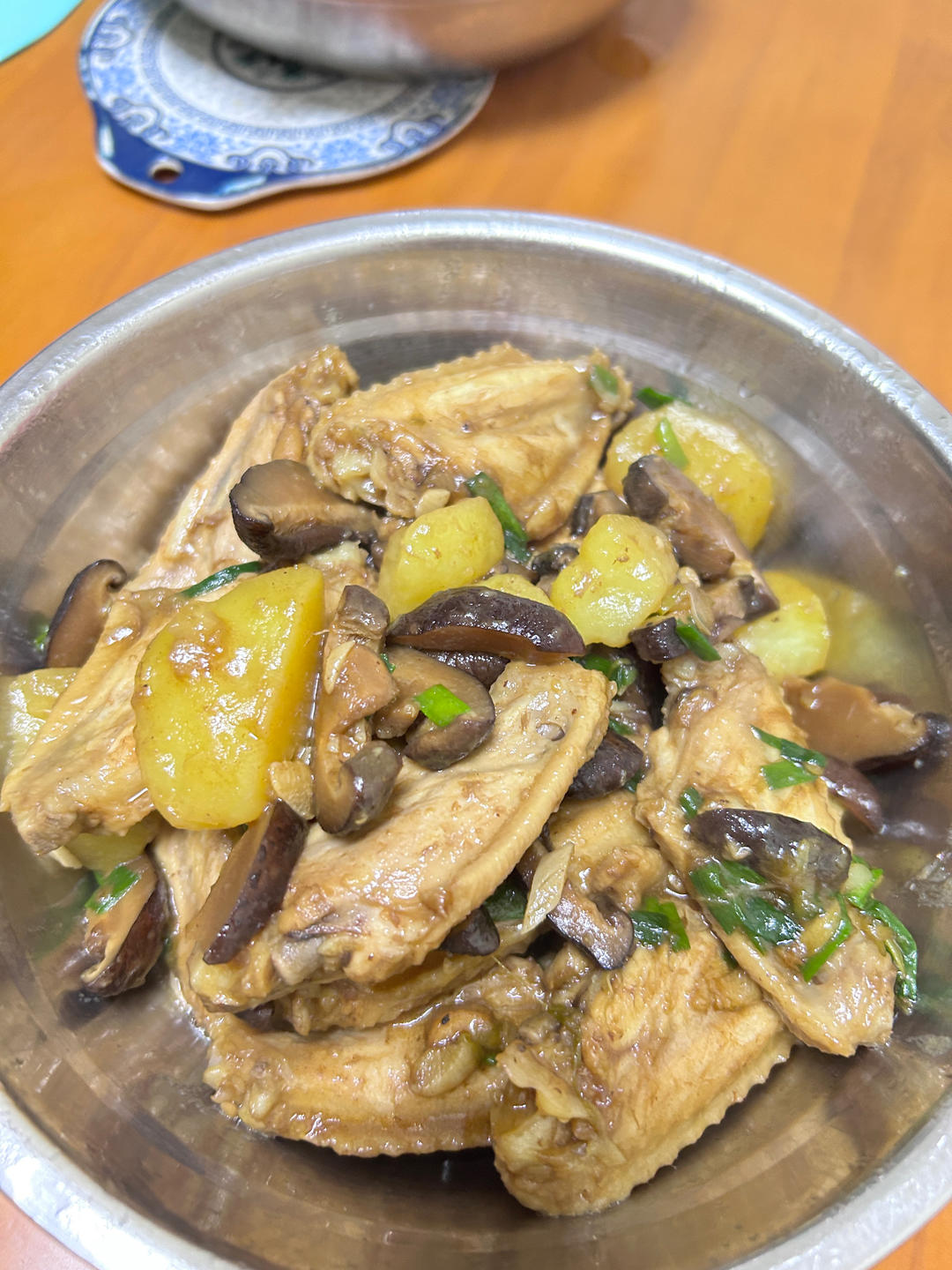 十几年不吃鸡肉的人吃了一盘子的小鸡炖香菇