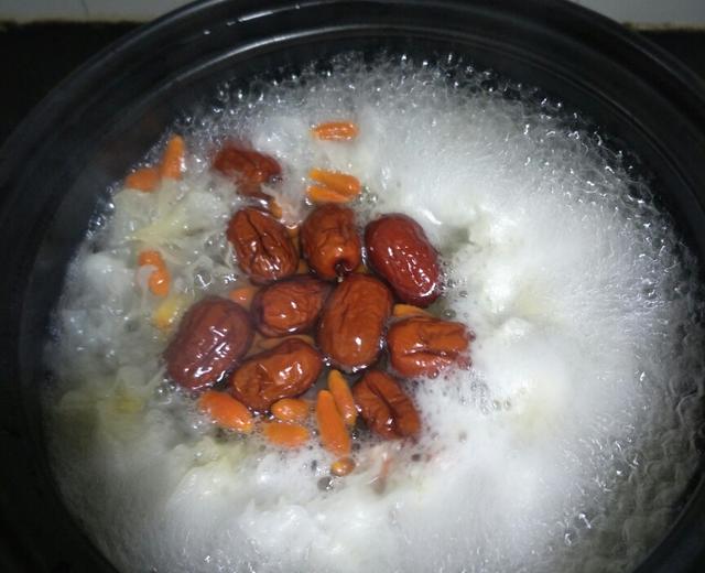 银耳红枣粥的做法