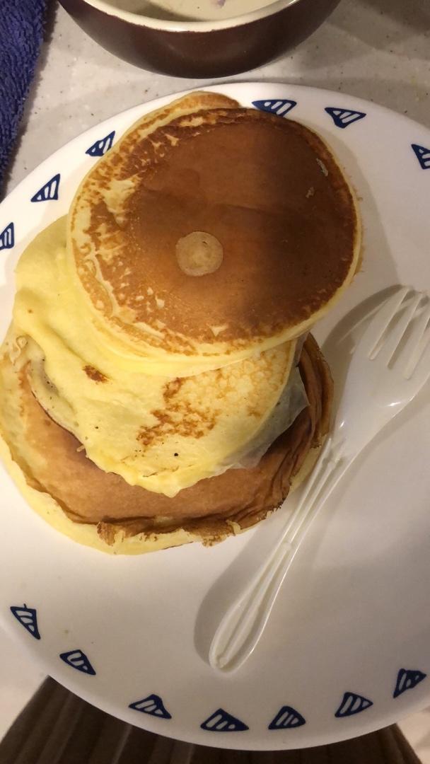 【酸奶松饼yogurt pancake】，搭上黑莓果酱和枫糖的美味。