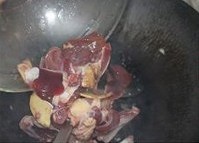 鸡杂猪油炒芥兰的做法 步骤5