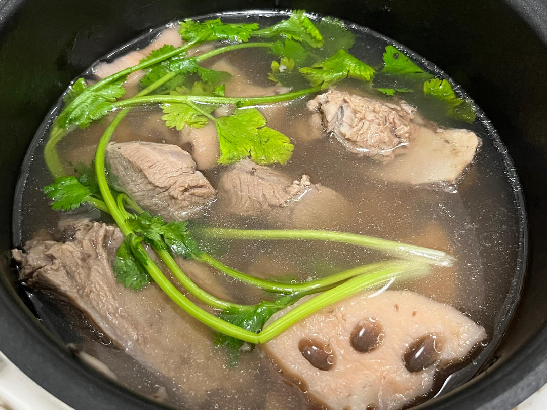 莲藕花生骨头汤（煮出粉粉的藕）