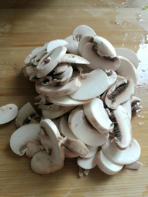 青椒蘑菇莴笋炒鸡蛋的做法 步骤5