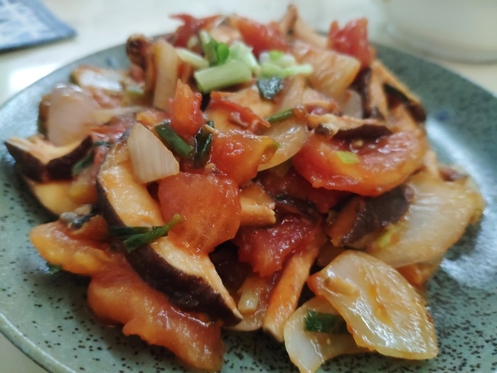 快手菜:西红柿洋葱炒香菇的做法