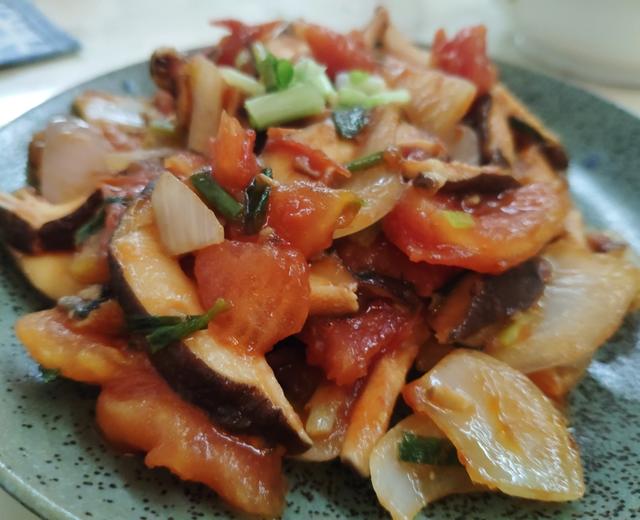快手菜:西红柿洋葱炒香菇