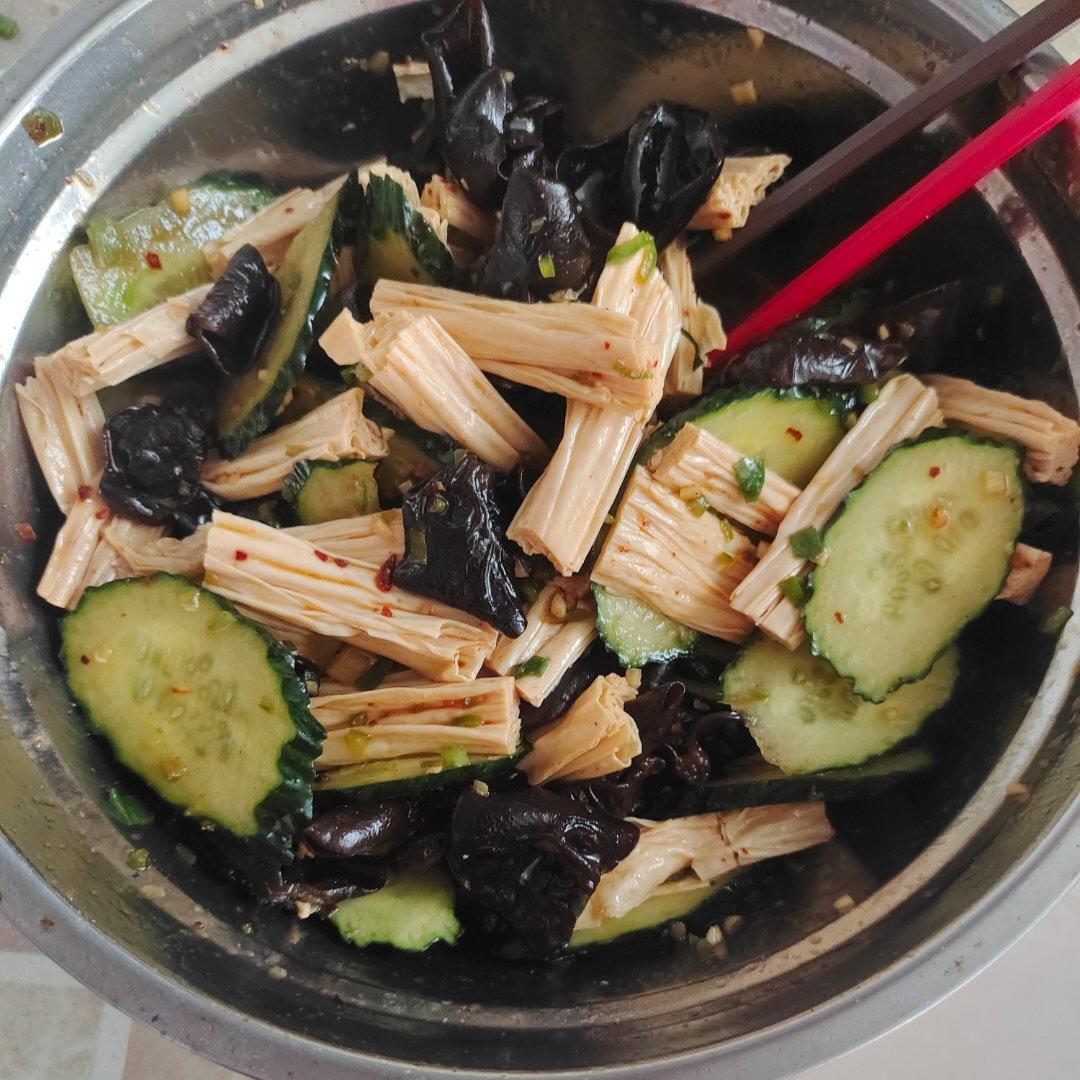 上桌就秒光的爽口凉菜～黄瓜拌腐竹