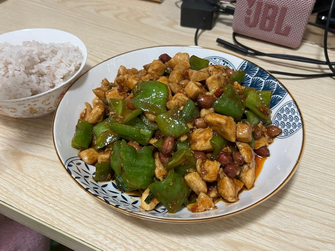 〈宫保鸡丁〉，小时候最爱的菜之一，郫县豆瓣酱版。欣小厨 😉