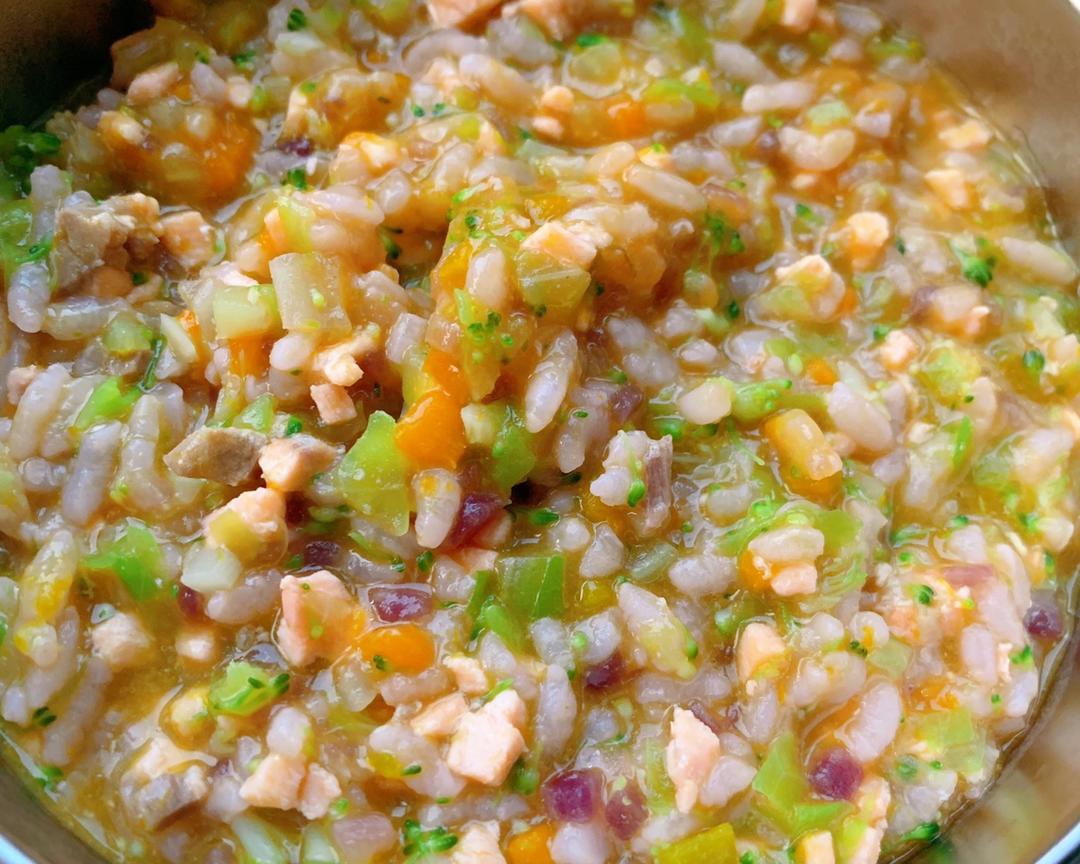 宝宝辅食之三文鱼蔬菜烩饭8m+