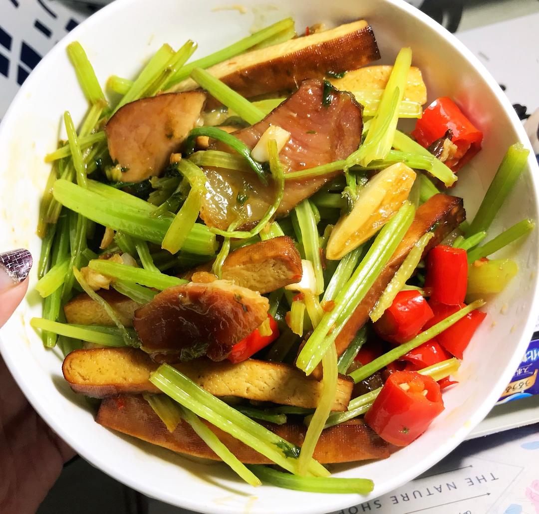 熏干腊肉炒香芹【食材包操作说明】