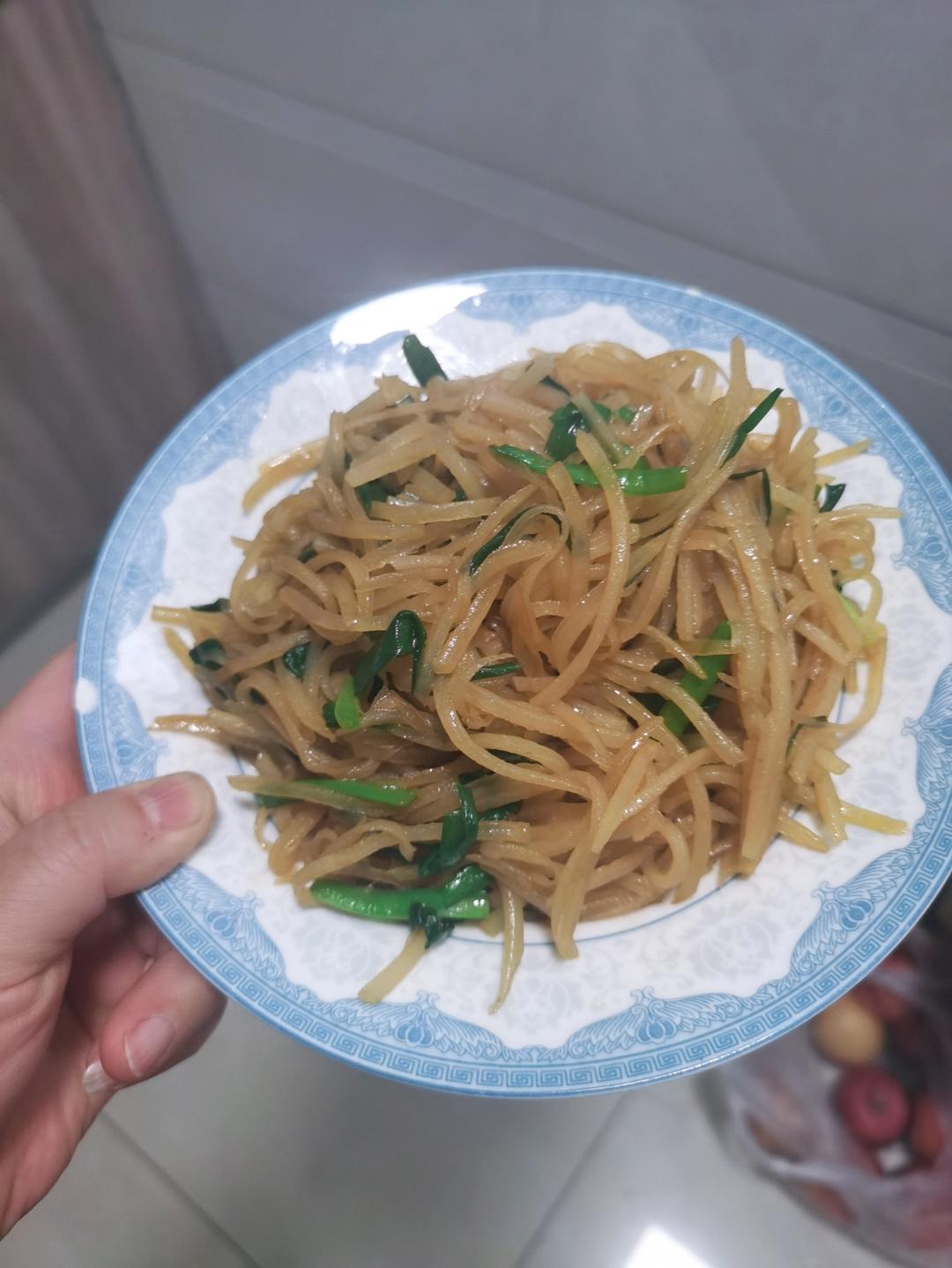 红黄绿三色“胡萝卜土豆丝炒韭菜”