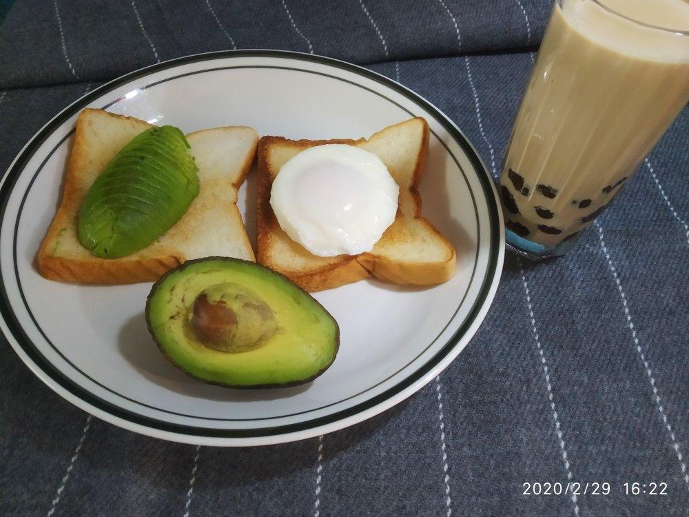 开放式牛油果吐司