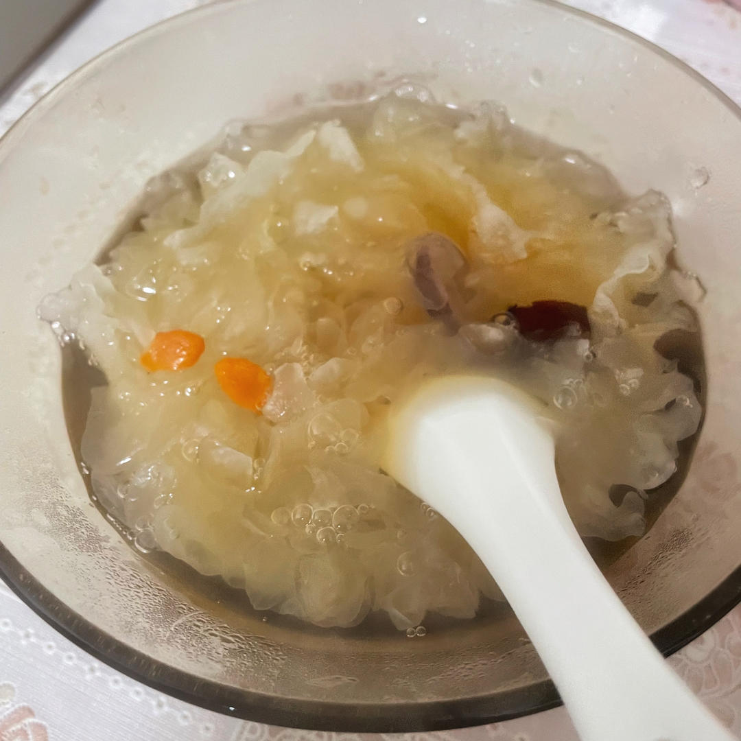 给女朋友做的冰糖红枣枸杞银耳汤