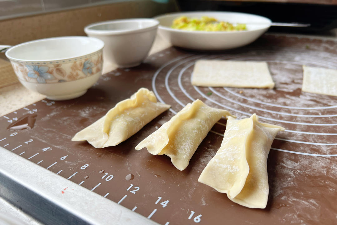 超级好吃的西葫芦鸡蛋素锅贴（馄饨皮版）