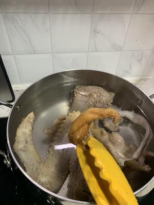 玉竹头煲老蕃鸭的做法 步骤3