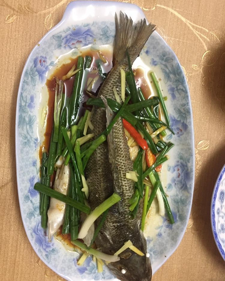 考究的清蒸鲈鱼