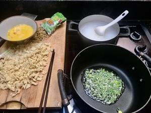 鸡蛋榨菜炒馒头的做法 步骤2