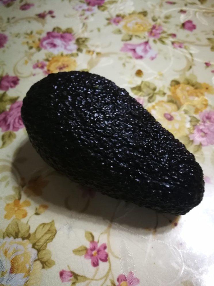 饿了，挖个牛油果吃