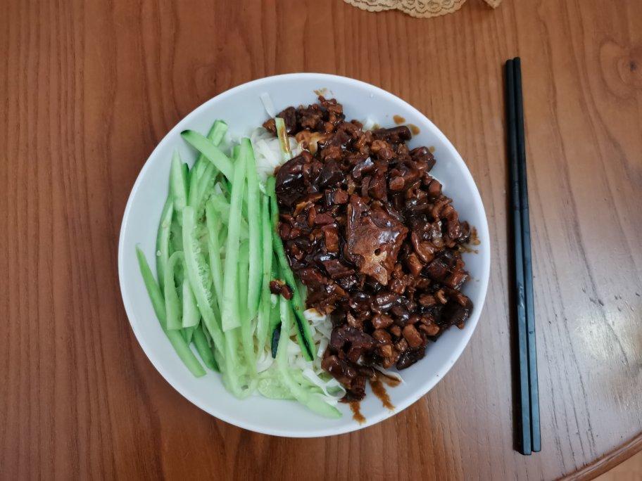 简单美味炸酱面家庭版（包括自制甜面酱步骤）