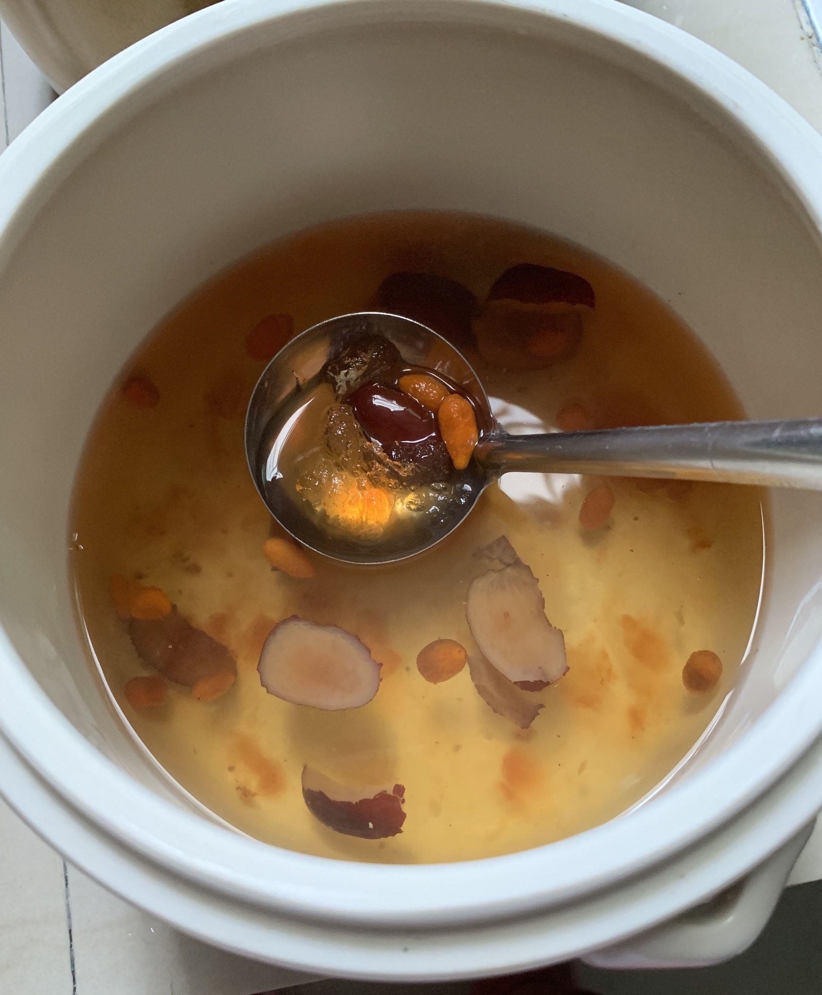 红枣枸杞炖桃胶的做法