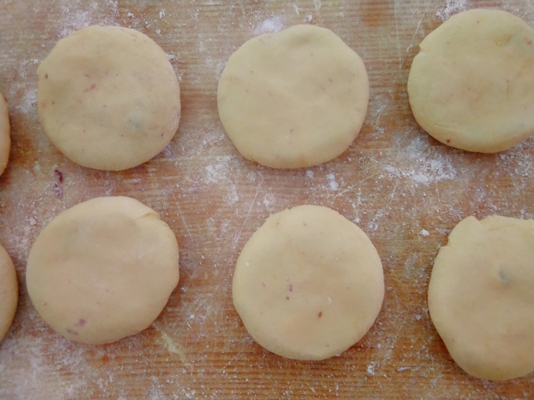 蛋挞皮紫薯蛋黄酥饼的做法 步骤7