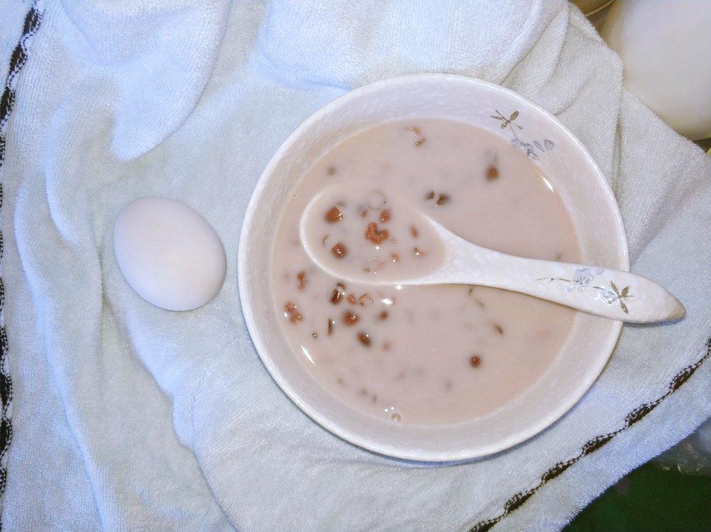 红枣红豆薏仁牛奶粥