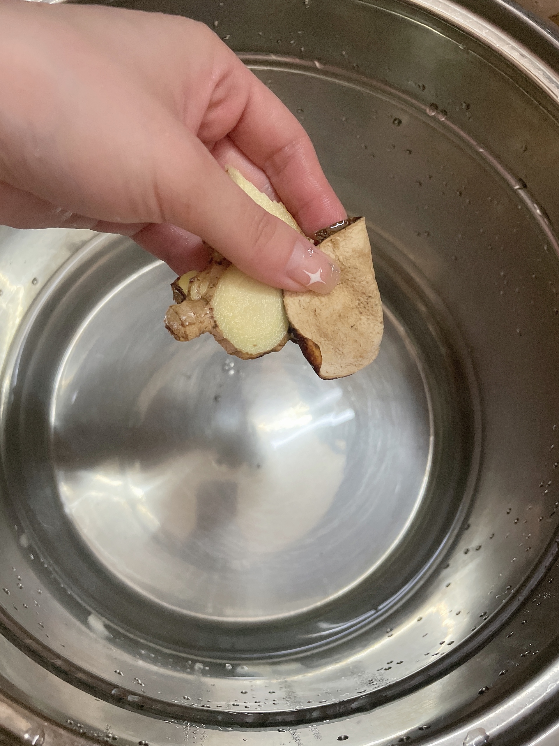 清热祛湿的粉葛猪骨汤的做法 步骤3