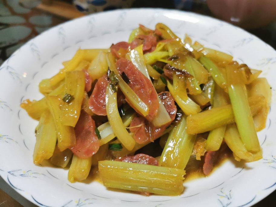 腊肠炒芹菜