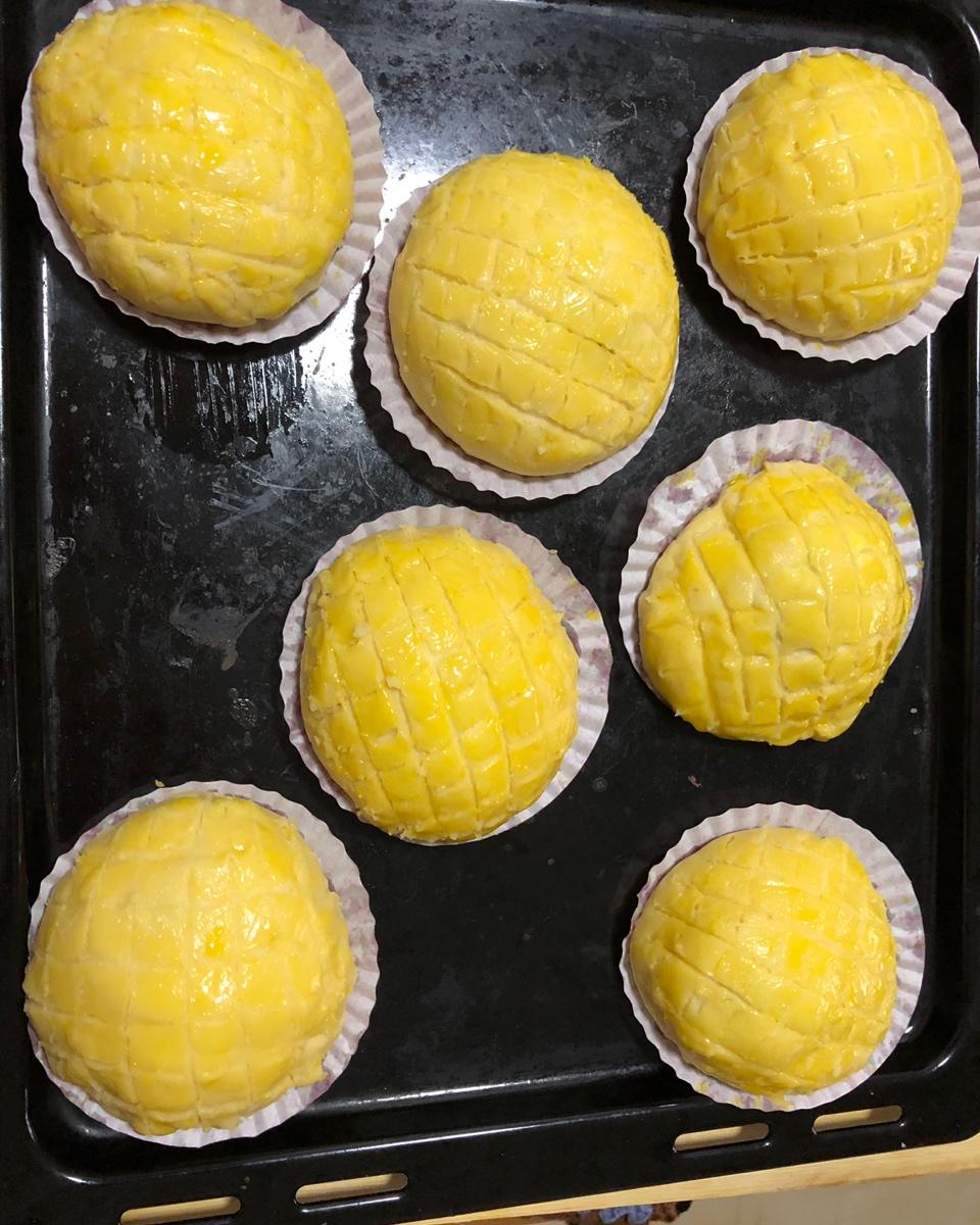 好吃到炸裂的港式菠萝包（附带制作酥皮的小视频）