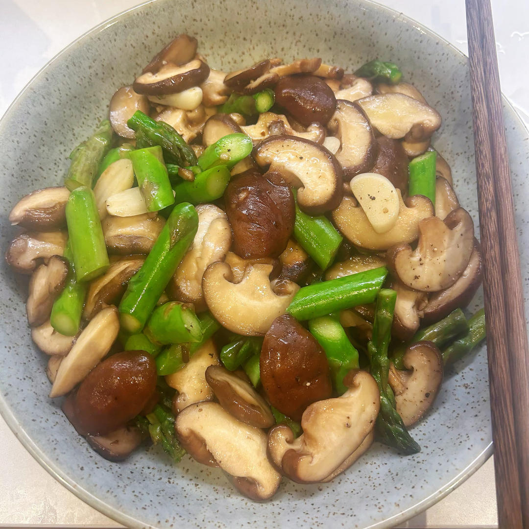 芦笋炒口蘑，口蘑鲜美，芦笋脆嫩。一学就会营养家常菜[味好美香辛时今菜]