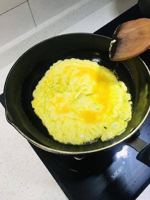 木耳炒蛋的做法 步骤1