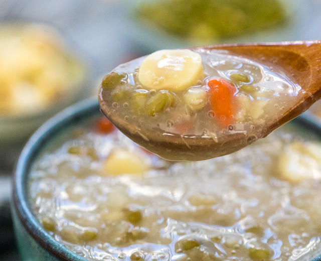 莲子银耳绿豆糖水的做法