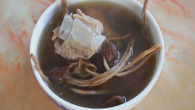 d1m3茶树菇排骨汤的做法