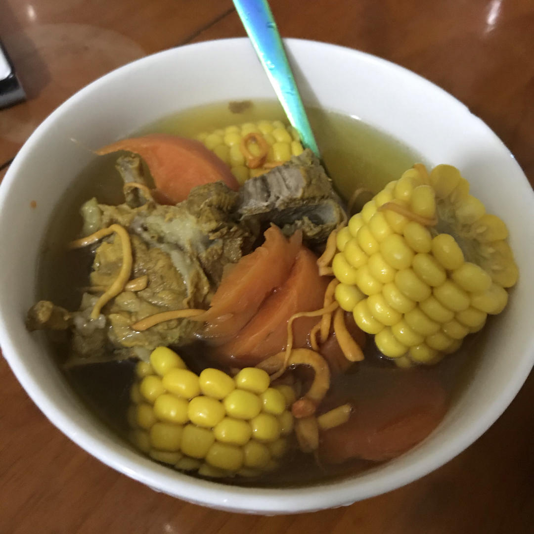 胡萝卜玉米排骨汤