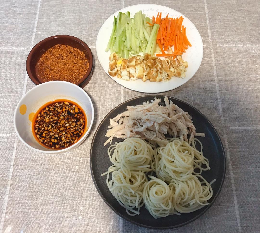 厨师长教你：“鸡丝凉面”的家常做法，味道好极了，先收藏起来