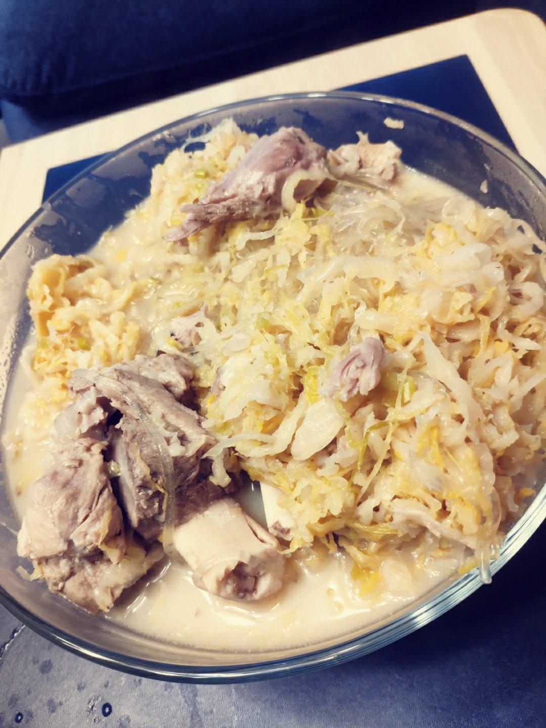 弹奏做的大骨棒炖酸菜