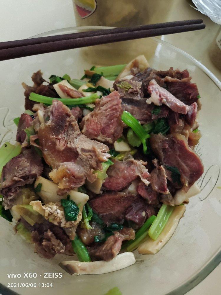 芹菜泡椒炒牛肉（爆下饭）